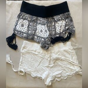 Sea Gypsies Lot of 2 Black and White Women's Shorts Set